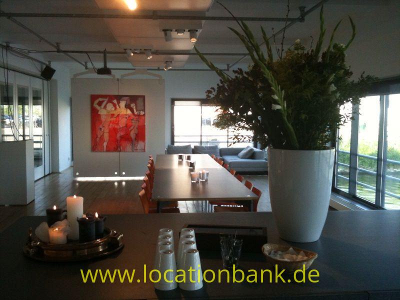 Empty Dachboden oder Büro looking over the Harbour