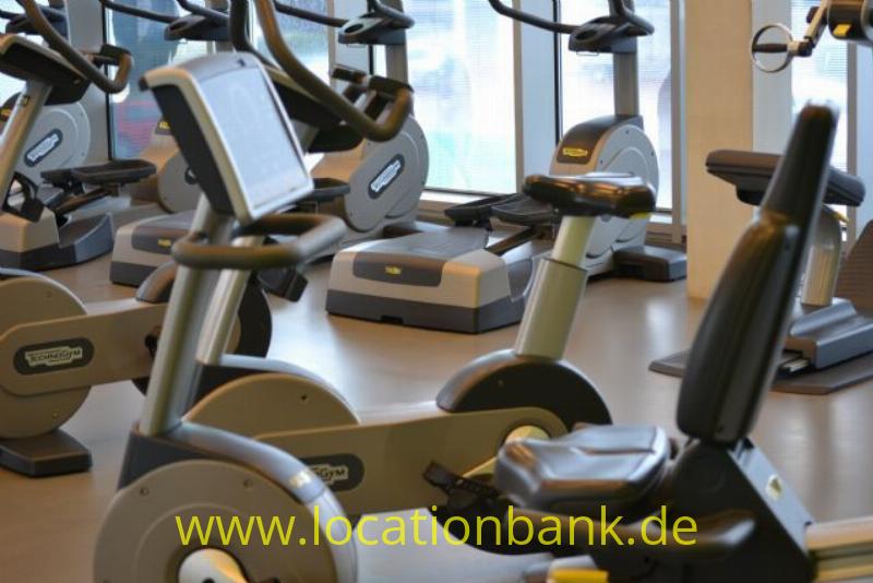 Fitness Raum und Sporthalle mit Schwimmbad